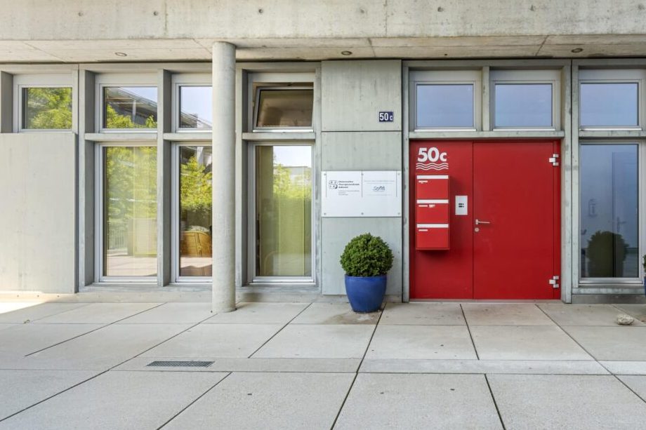 Eingang zur Praxis: rote Tür Nr. 50c